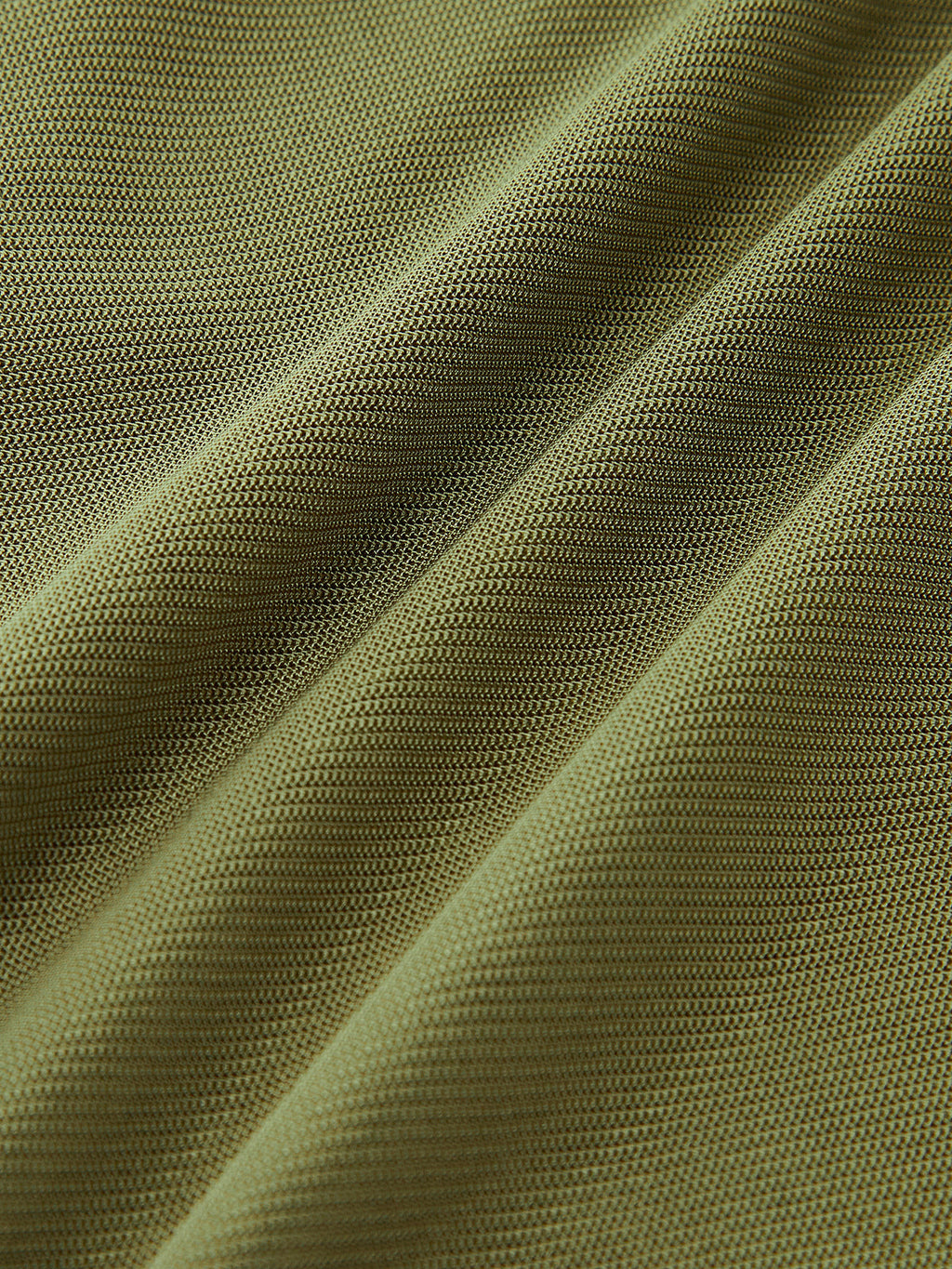 Gerüschtes Kleid mit asymmetrischem Saum aus Mesh