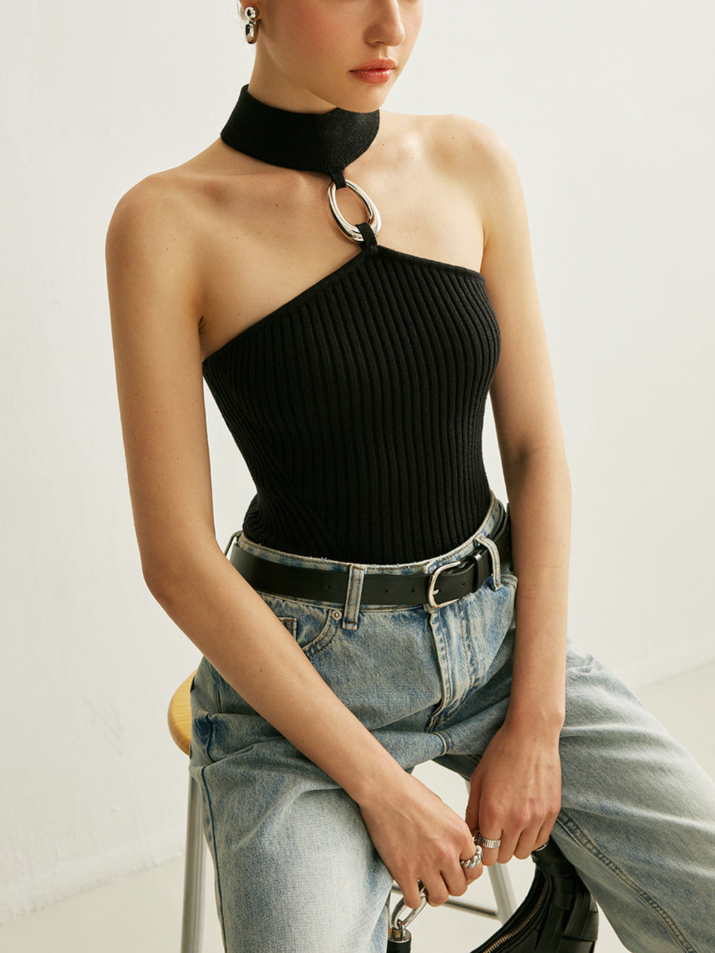 Geripptes Neckholder-Top mit Ringdetail