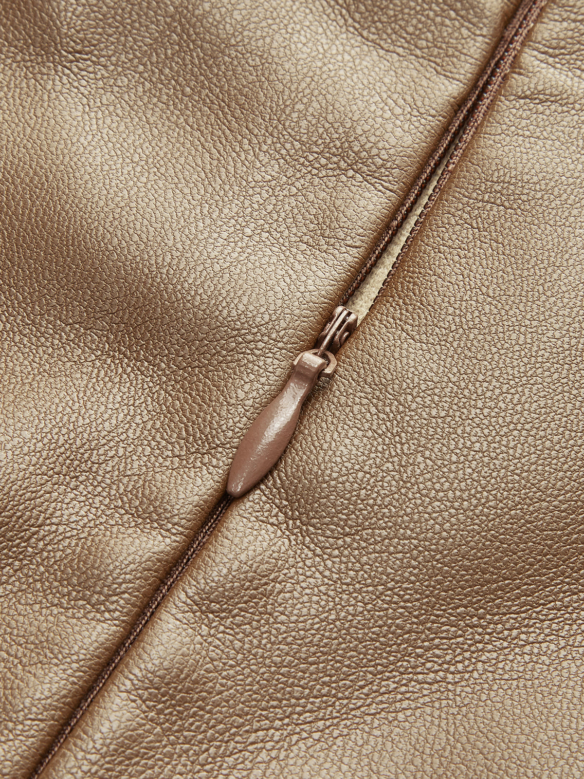 Faltenrock aus Kunstleder mit Gürtel