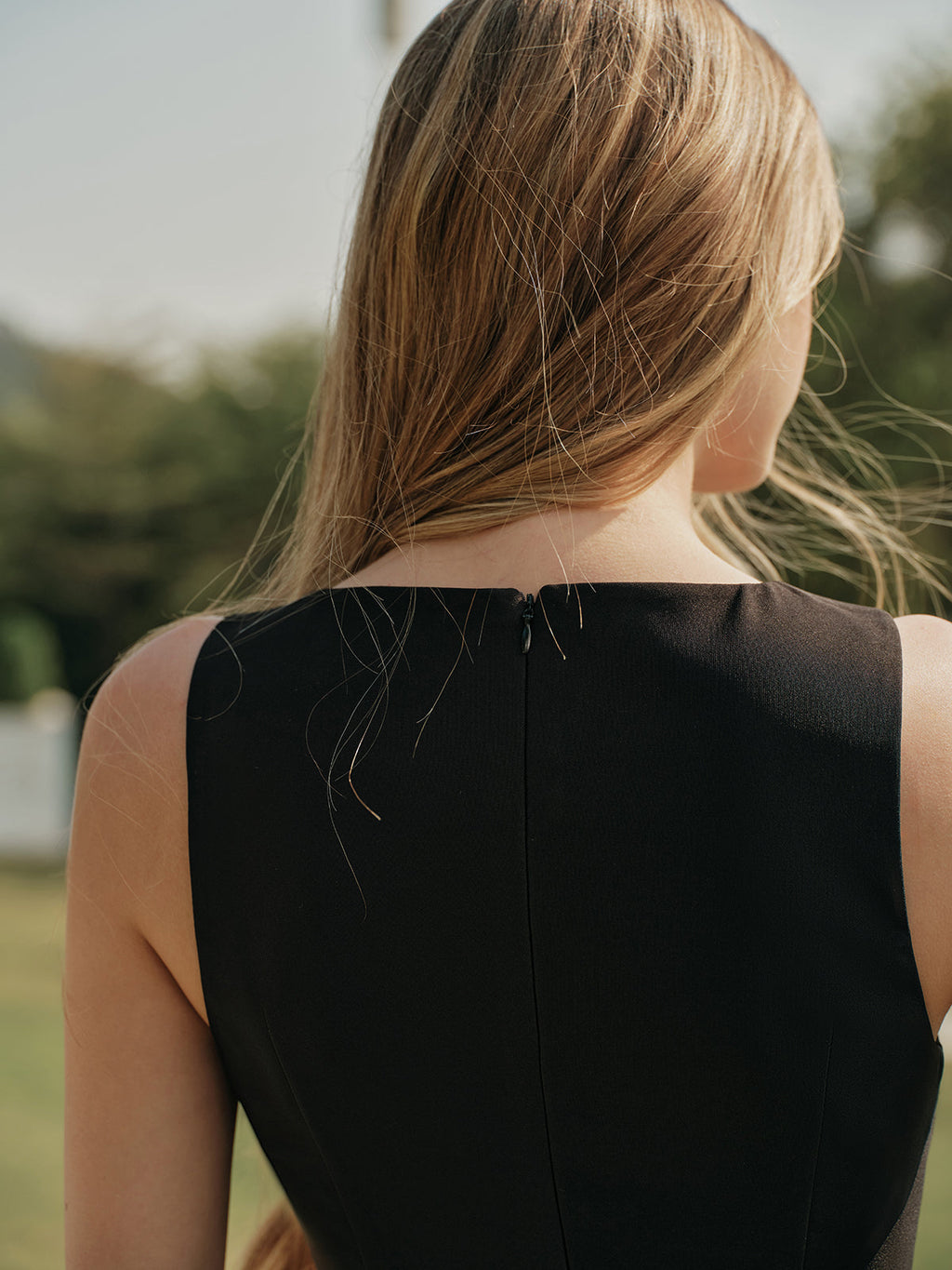 Ärmelloses geknöpftes Rüschenkleid