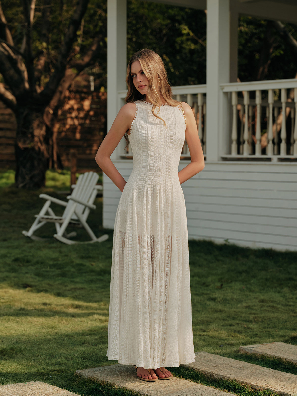 Robe sans manches semi-transparente en dentelle