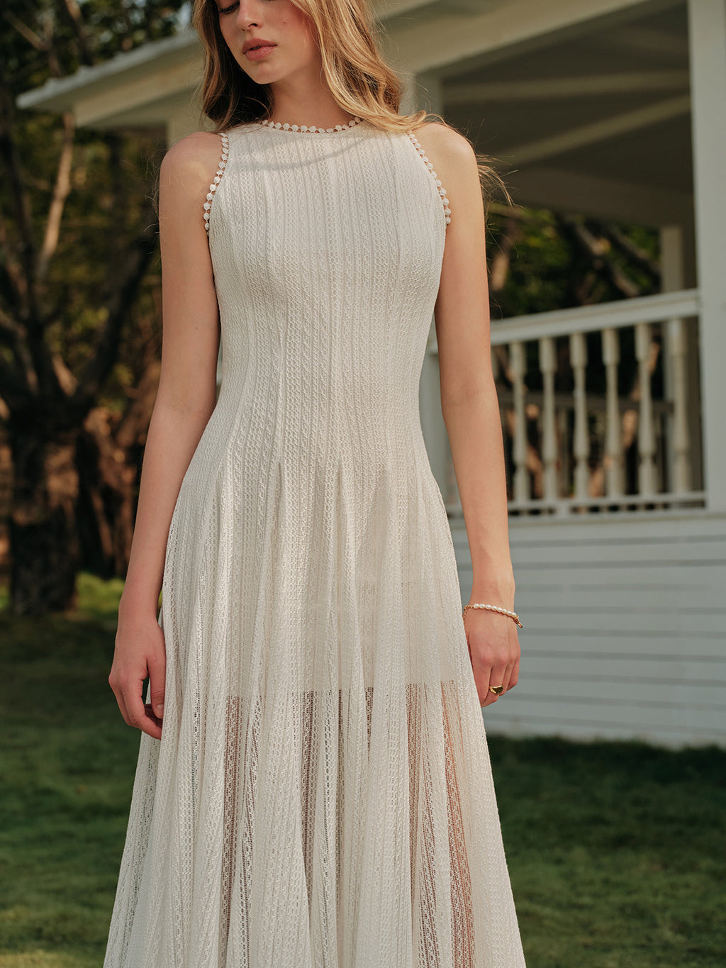 Robe sans manches semi-transparente en dentelle