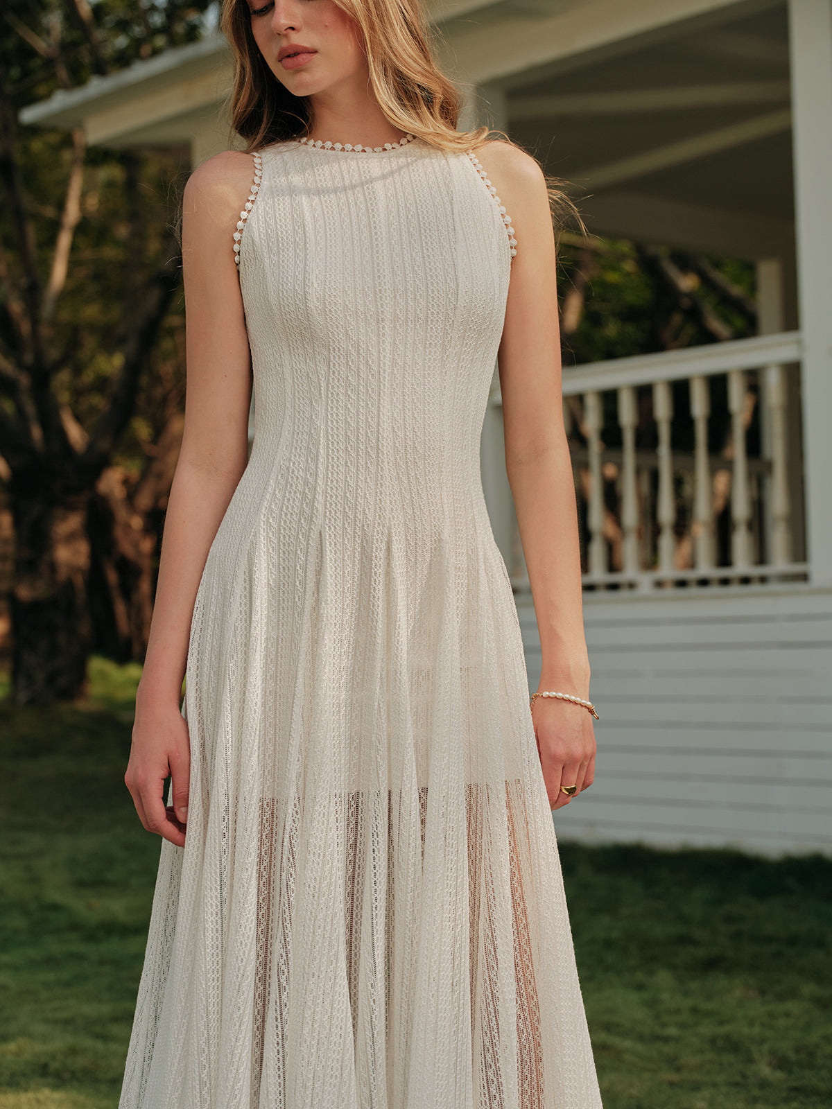 Robe sans manches semi-transparente en dentelle