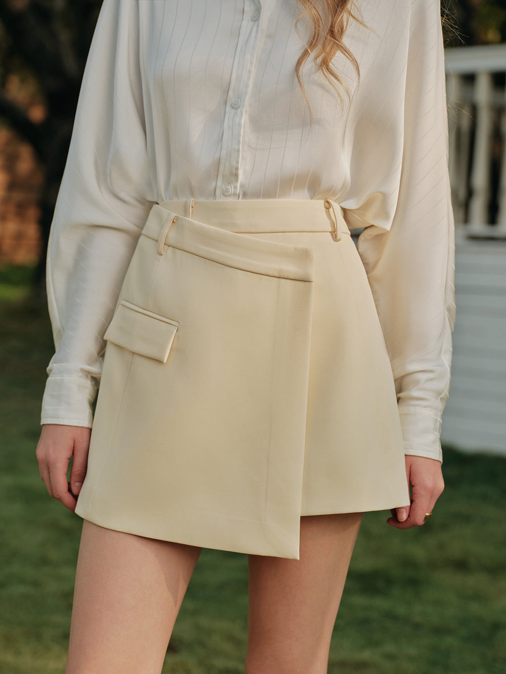 Asymmetrischer Wickelrock mit hoher Taille