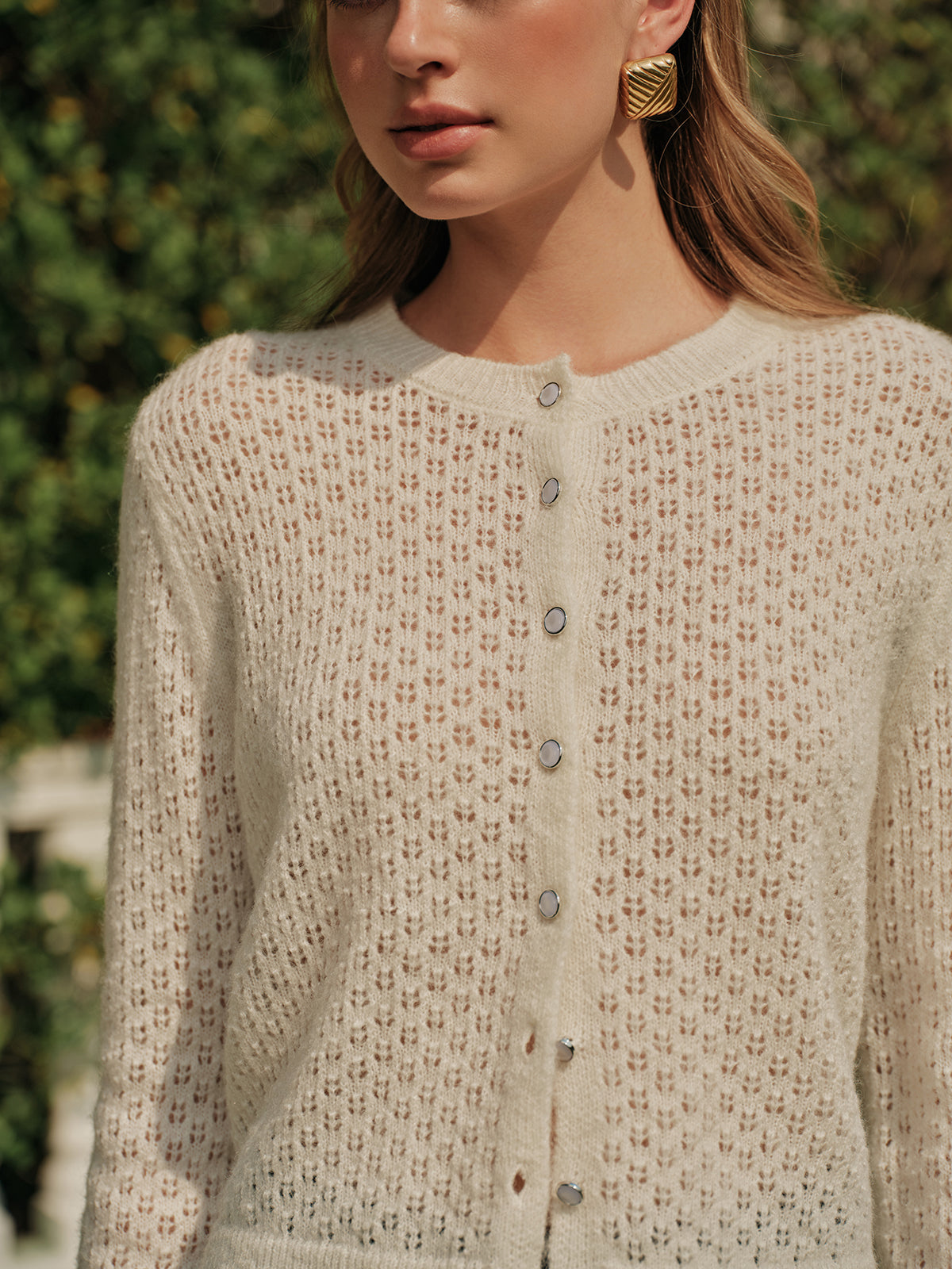 Gehäkelte Strickjacke mit Knopfleiste 