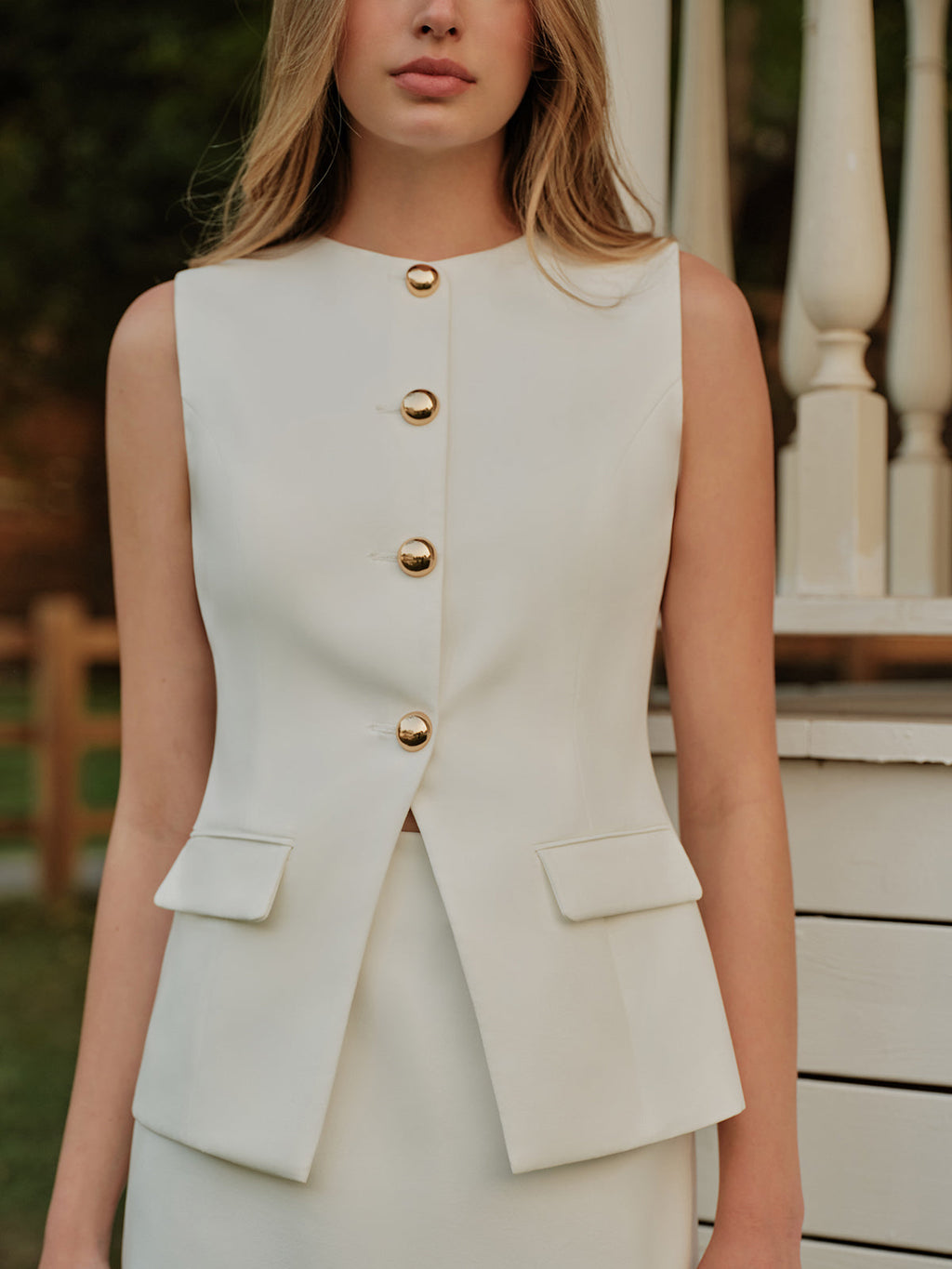 Elegantes Westen- und Rock-Set mit Metallknöpfen und Schlitz