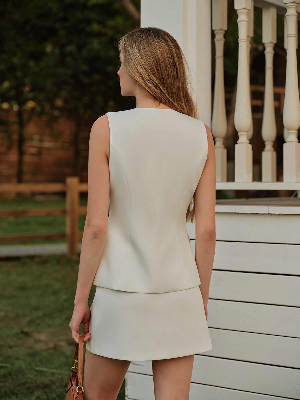 Ensemble élégant gilet et jupe fendue à boutons métalliques 