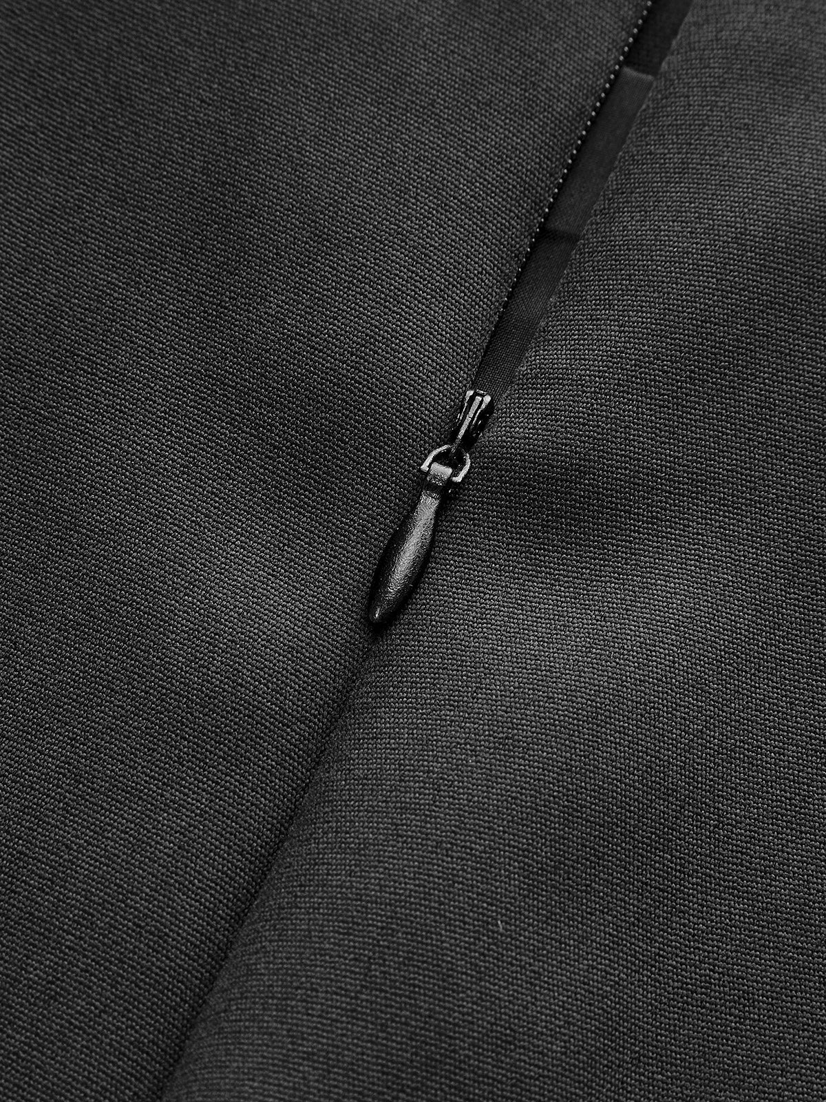 Midirock mit Metalldetails und Schlitz 