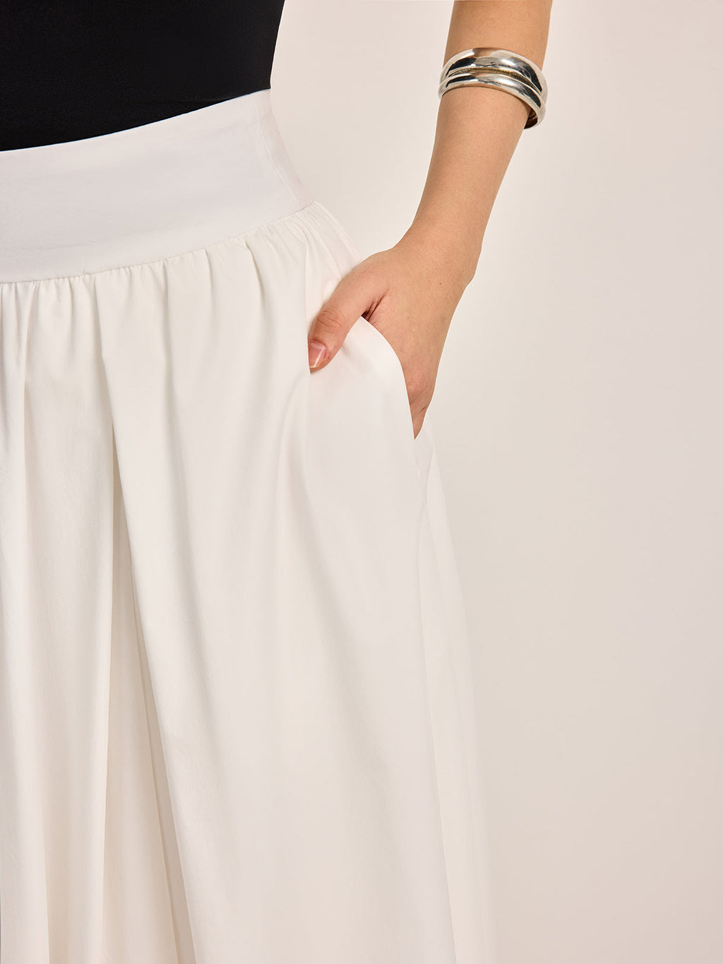 Jupe plissée trapèze élégante semi-transparente