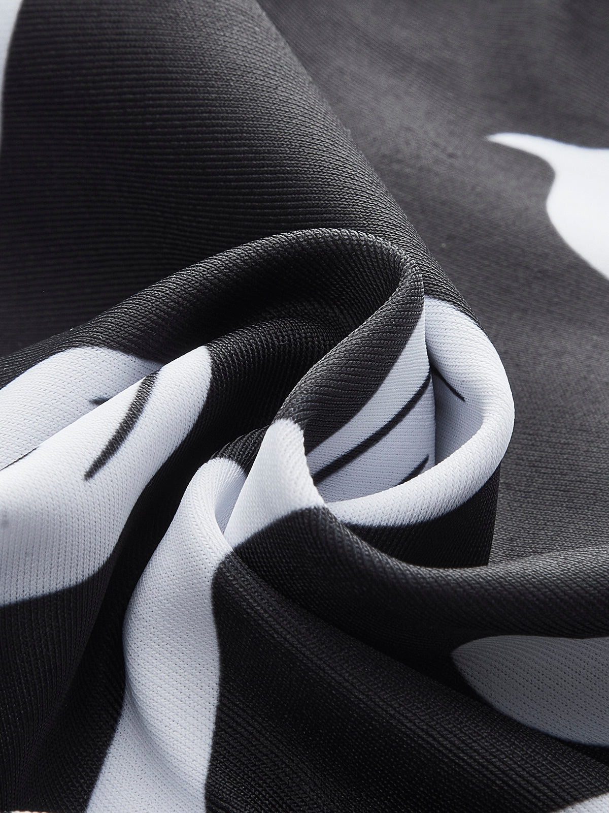 Bikini-Set mit einem Träger und Tribal-Print 