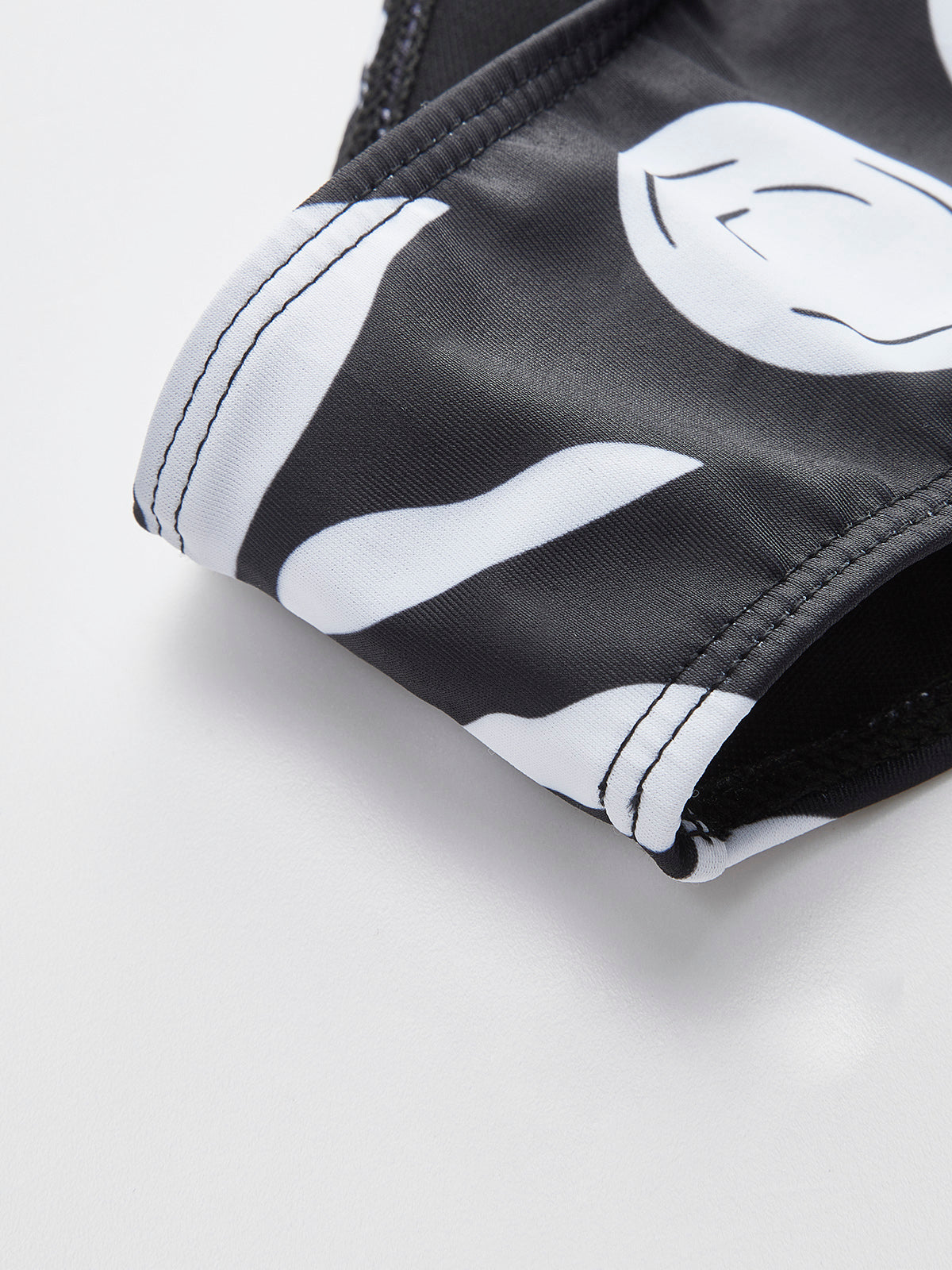 Bikini-Set mit einem Träger und Tribal-Print 