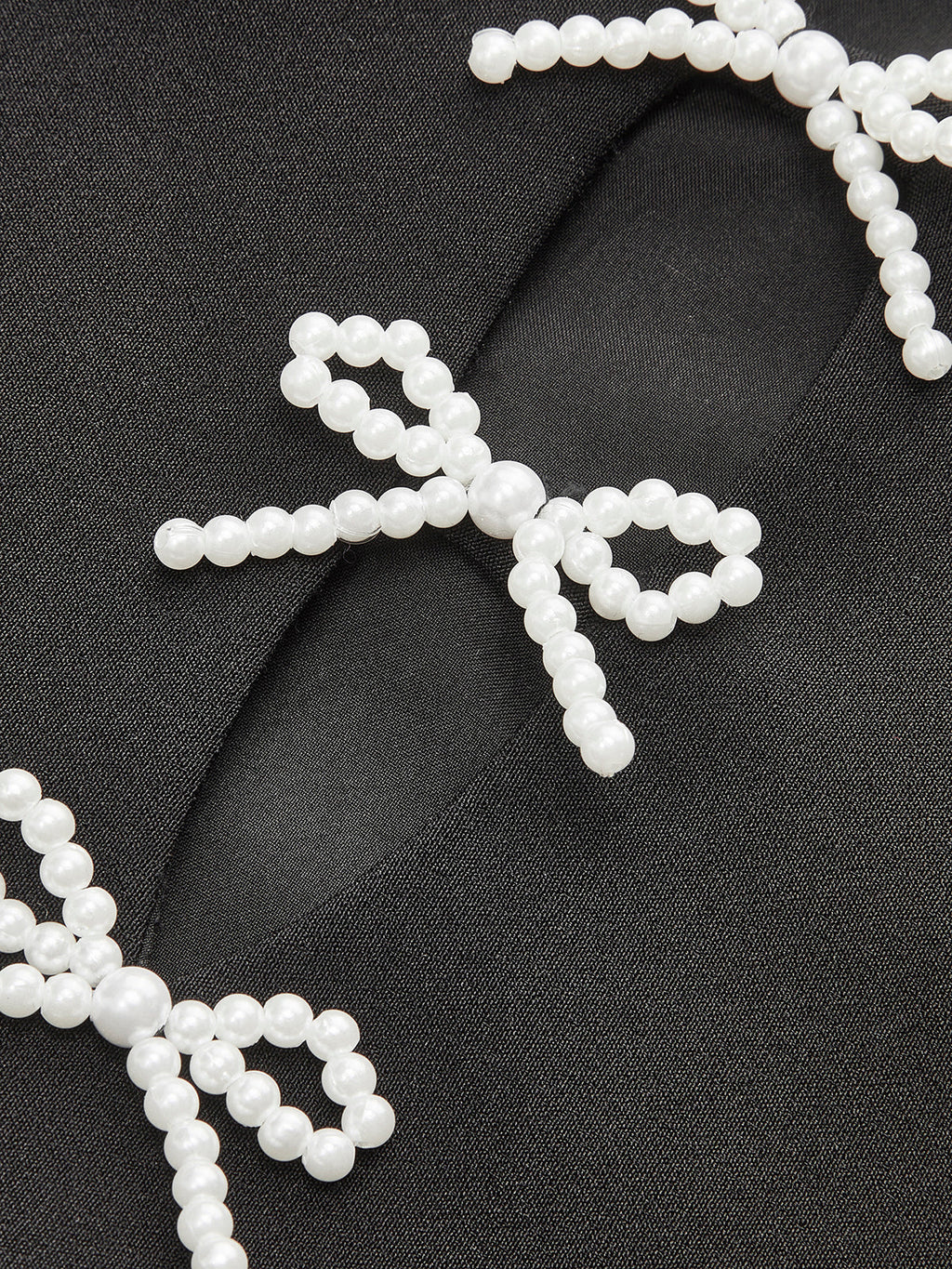 Kurzes Neckholder-Kleid mit Schleifendetail und Faltenrock