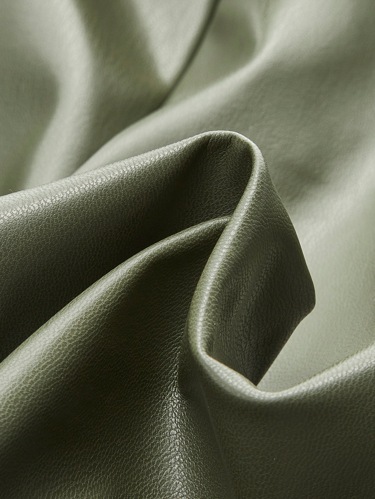 Ärmelloses, plissiertes kurzes Kleid aus Kunstleder 