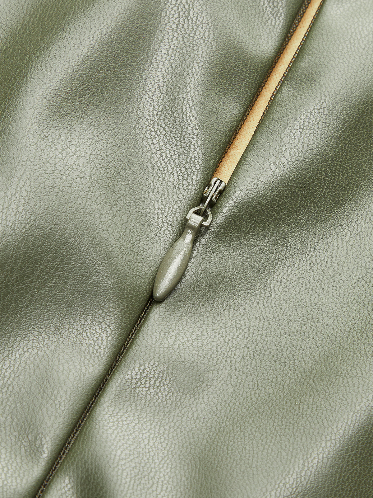 Ärmelloses, plissiertes kurzes Kleid aus Kunstleder 