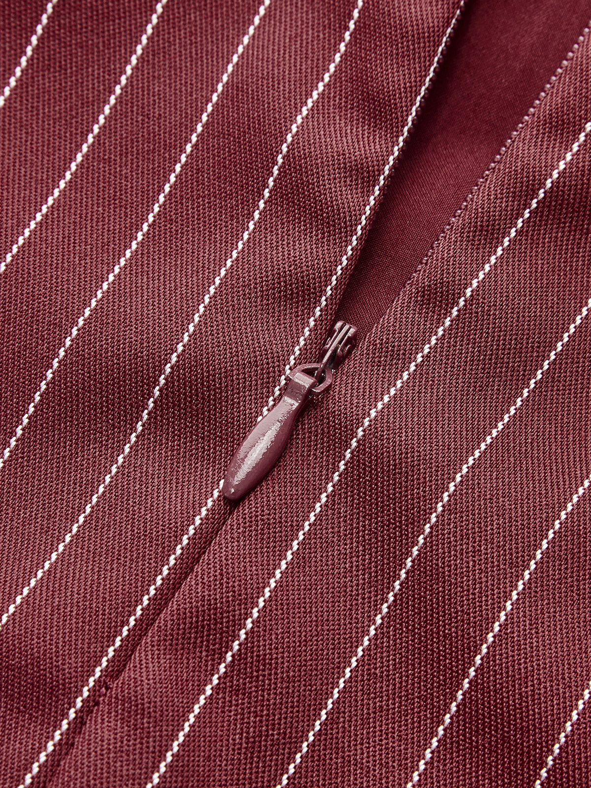 Jupe à fines rayures avec ceinture décorative 