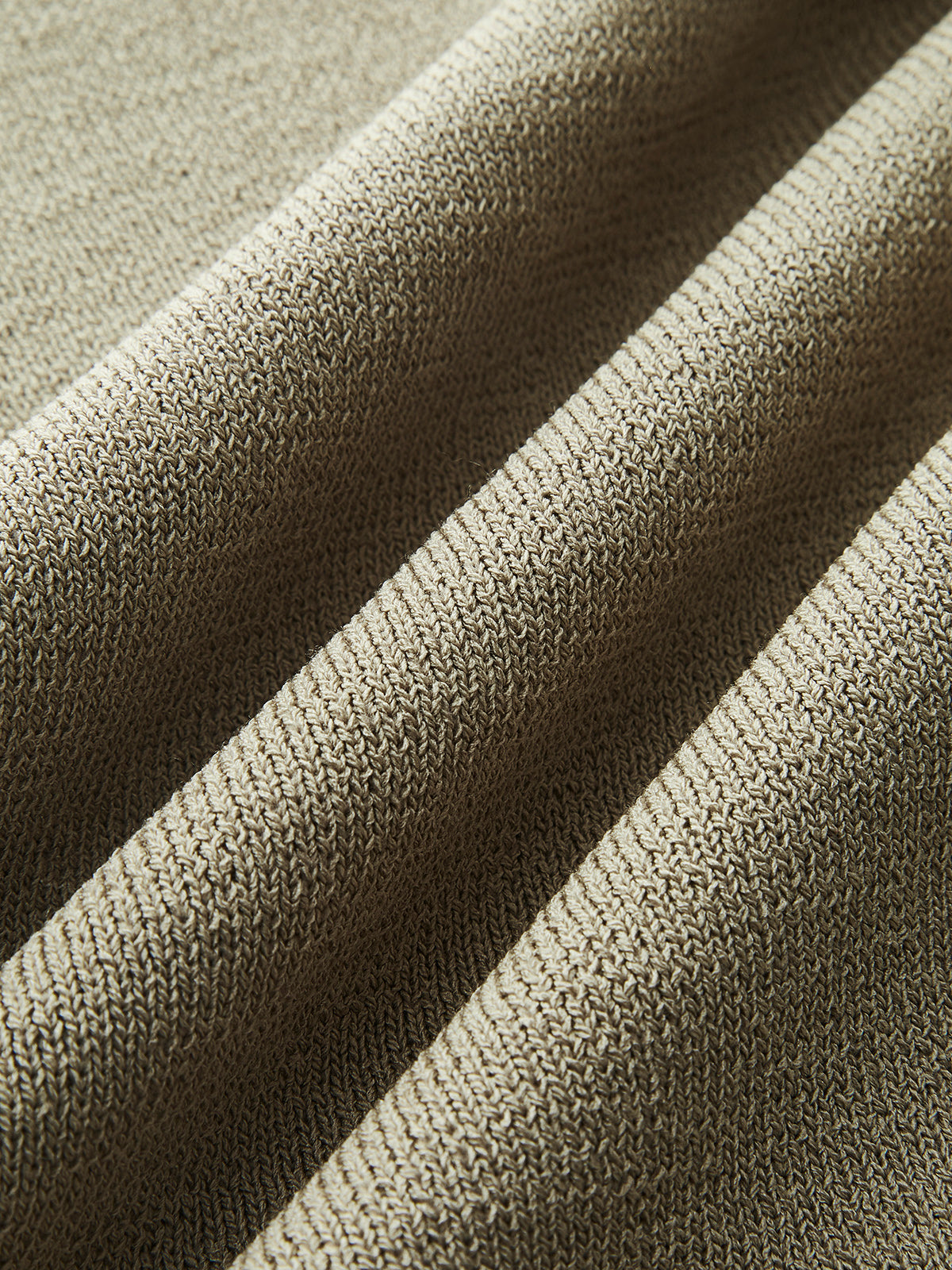 Haut en maille à col asymétrique et détails métalliques 