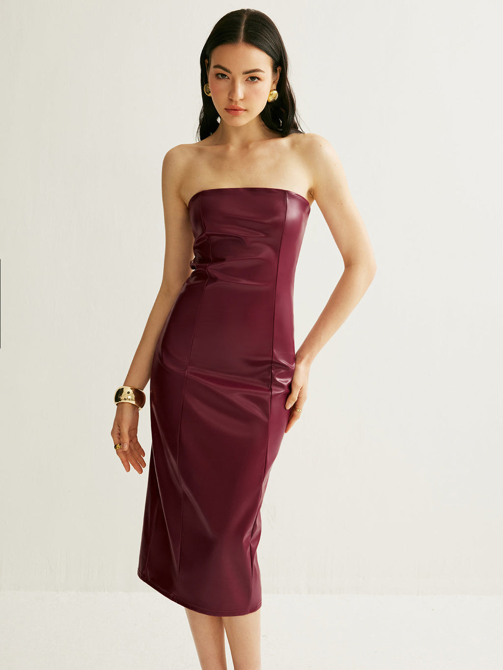 Trägerloses Kleid aus PU-Leder mit Schlitz