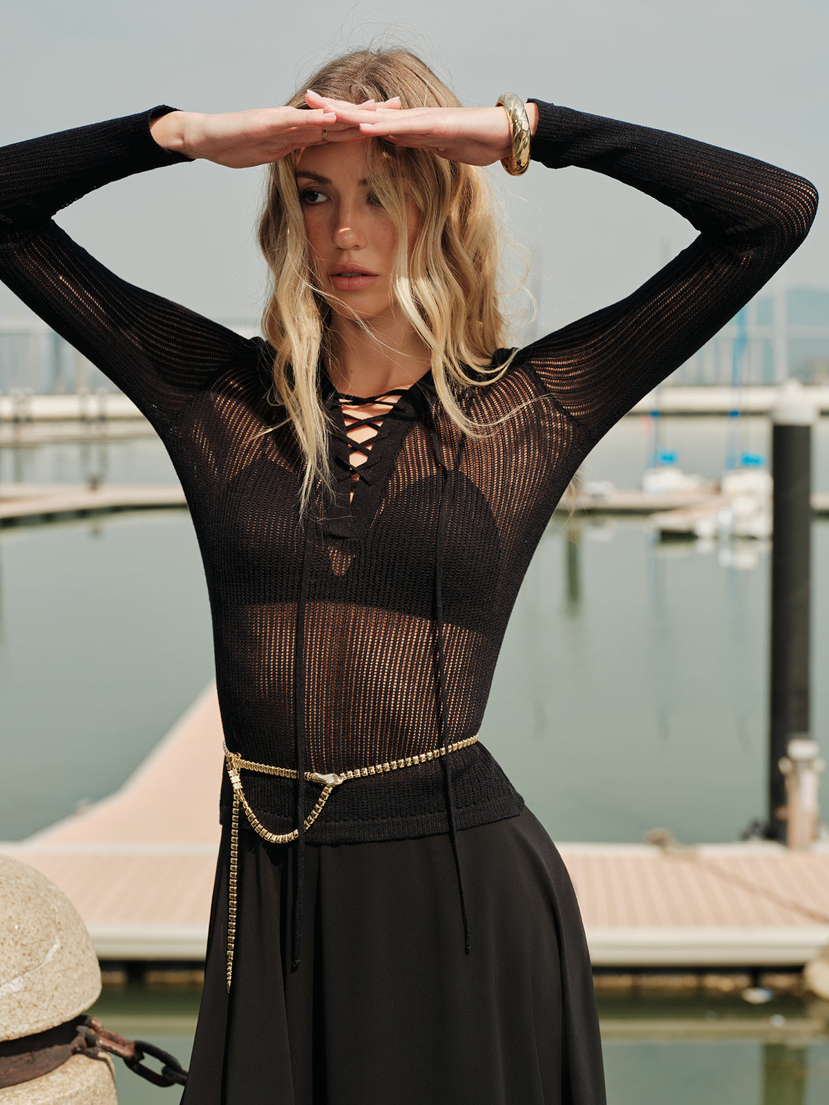 Pull à manches longues transparent à lacets sur le devant 