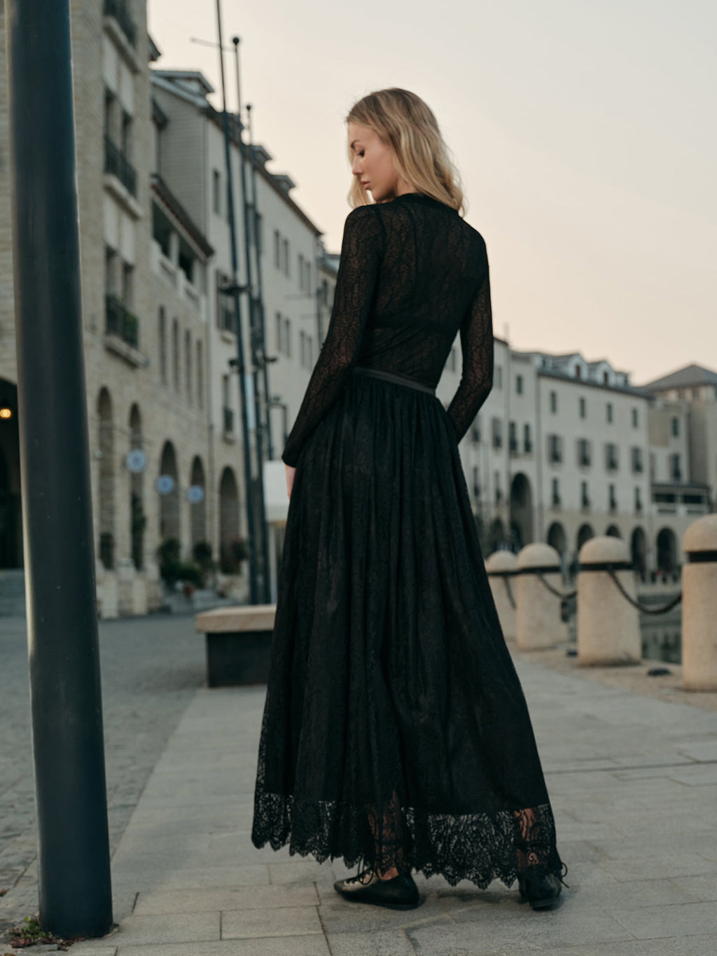 Jupe trapèze brodée de dentelle