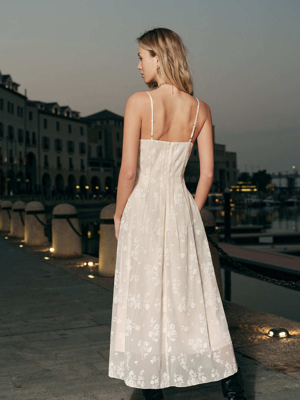 Langes Kleid mit floralem Jacquardmuster 