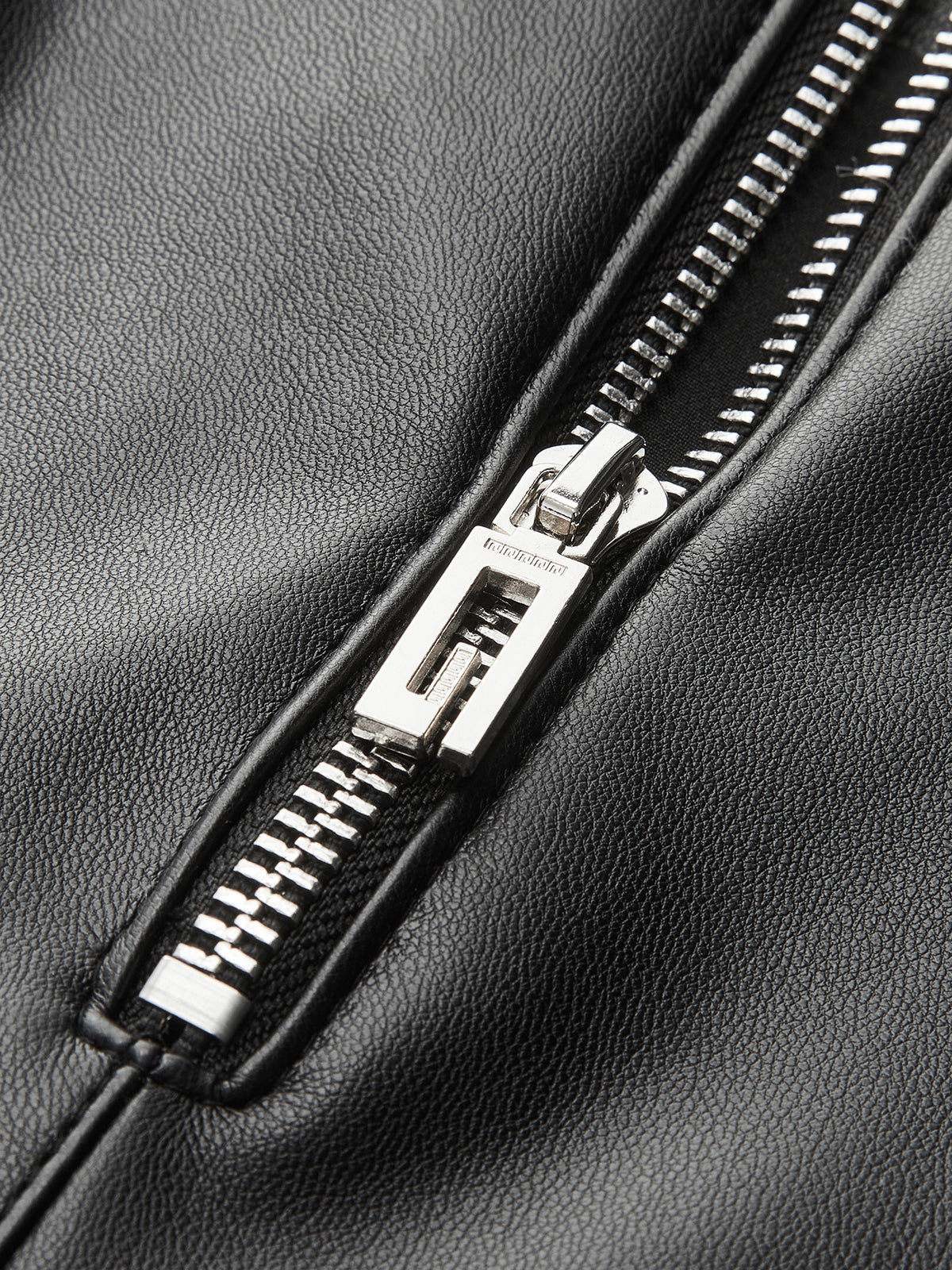 Asymmetrischer Minirock aus Kunstleder mit mittelhohem Bund 