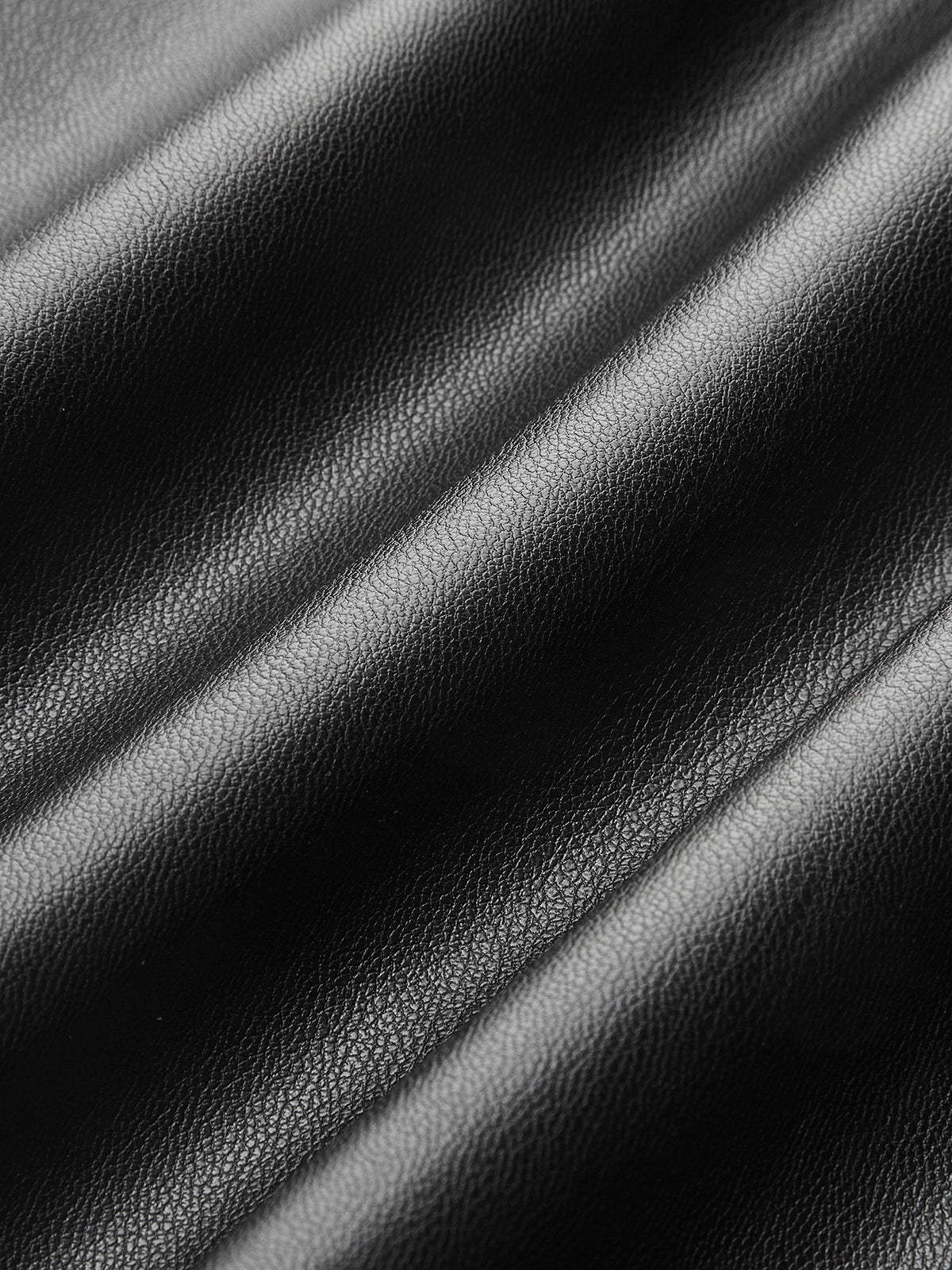 Asymmetrischer Minirock aus Kunstleder mit mittelhohem Bund 