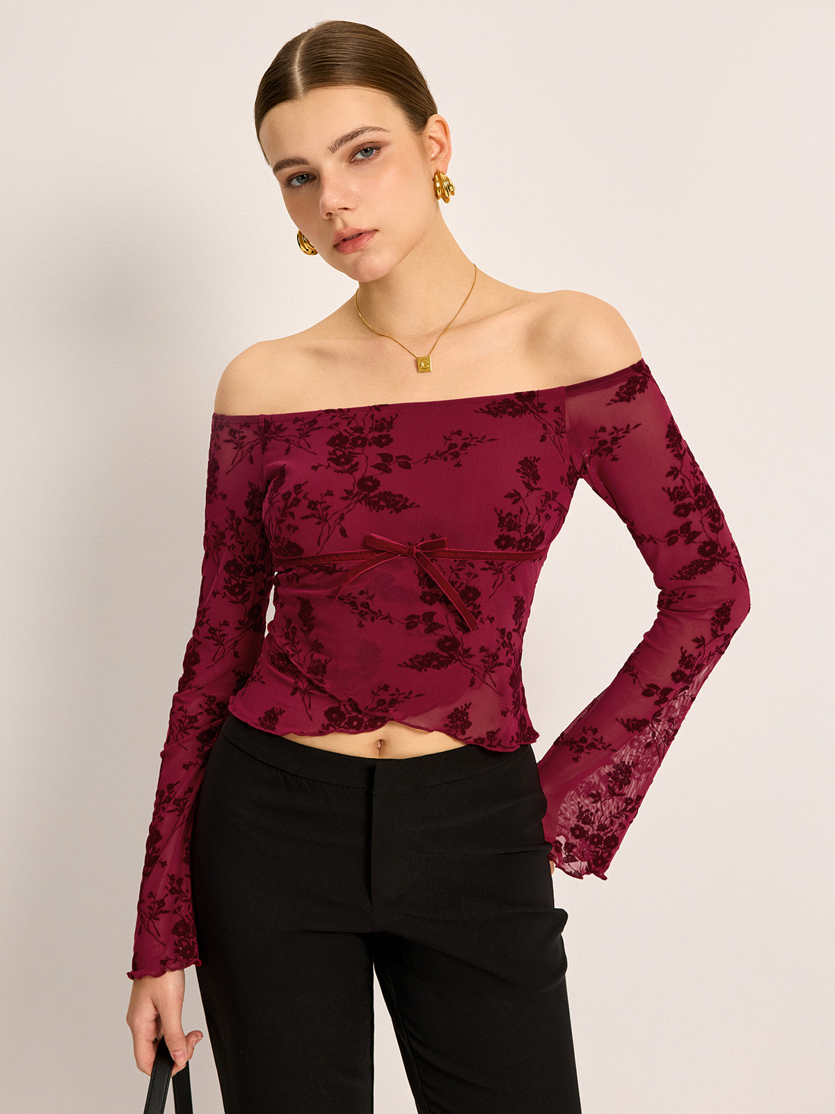 Off-Shoulder T-Shirt mit Blumenmuster und halbdurchsichtigem Stoff