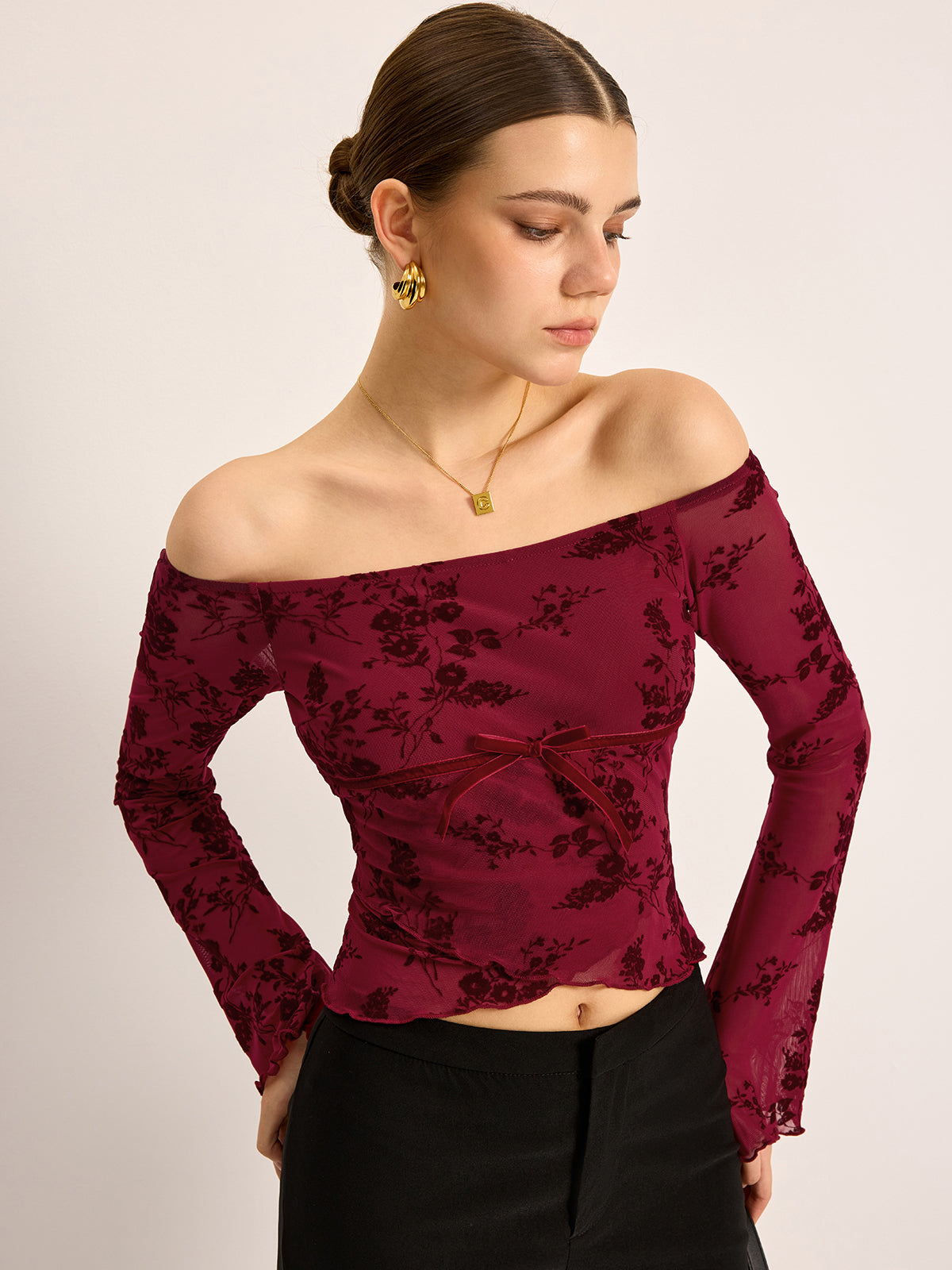 Off-Shoulder T-Shirt mit Blumenmuster und halbdurchsichtigem Stoff