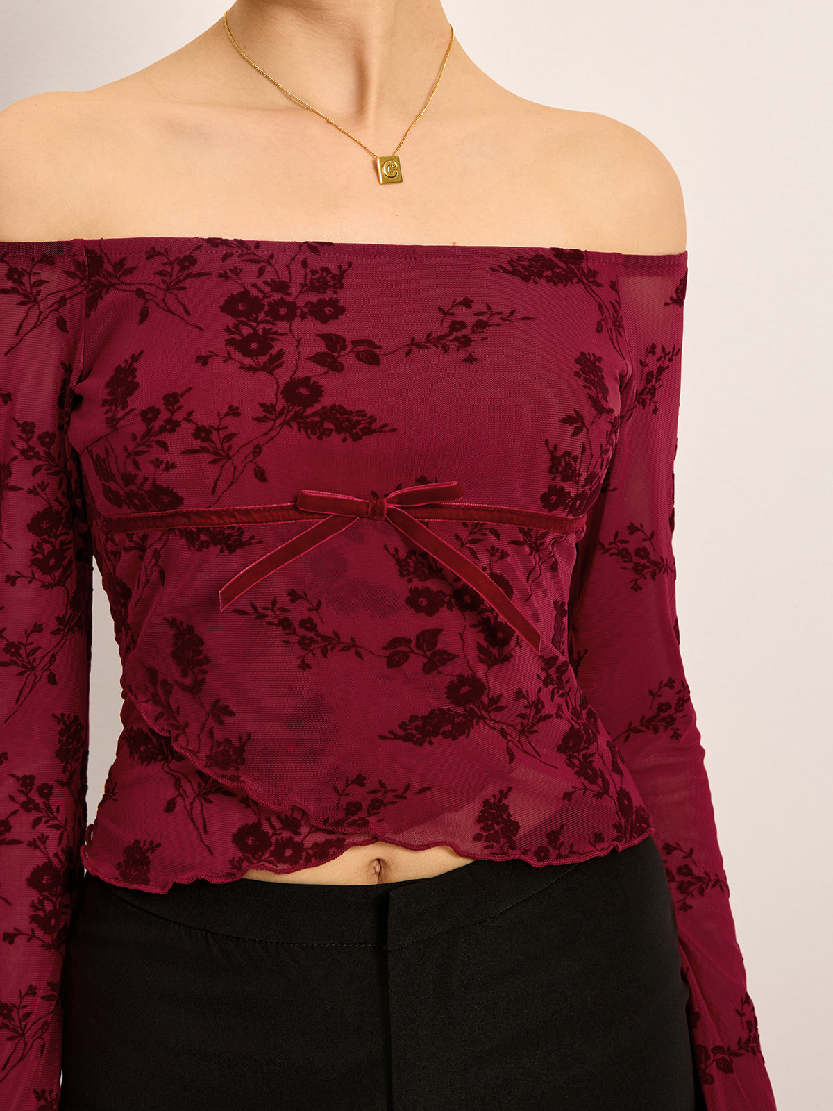 Off-Shoulder T-Shirt mit Blumenmuster und halbdurchsichtigem Stoff