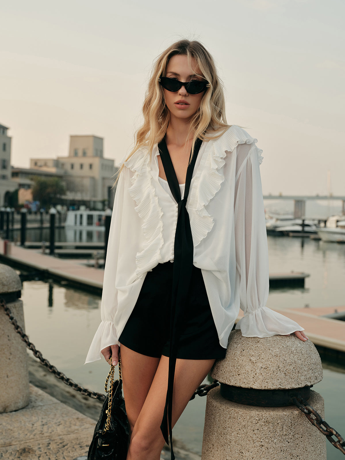 Halbtransparente Bluse mit Rüschendetails und kontrastierendem Bindeband