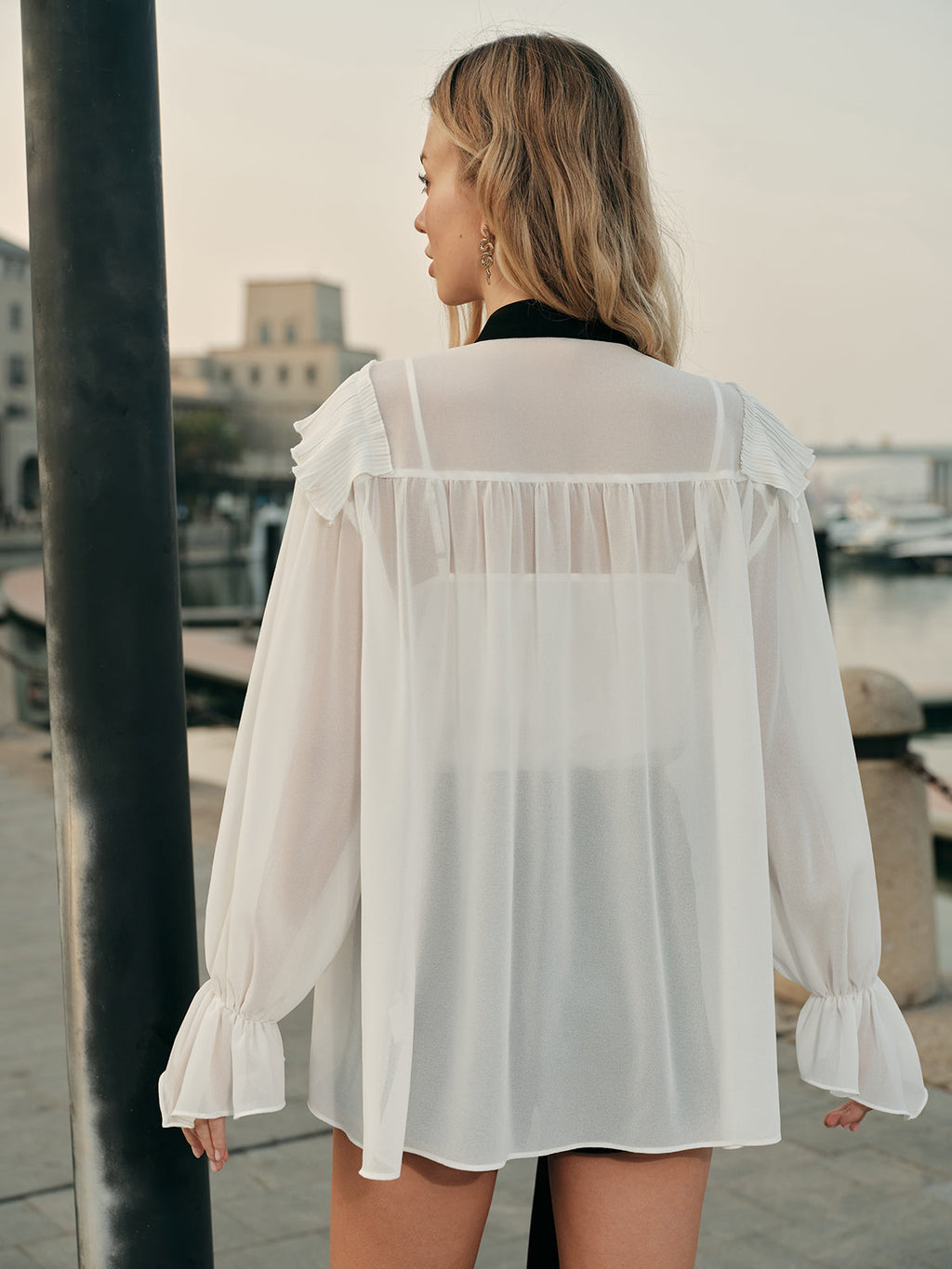 Halbtransparente Bluse mit Rüschendetails und kontrastierendem Bindeband
