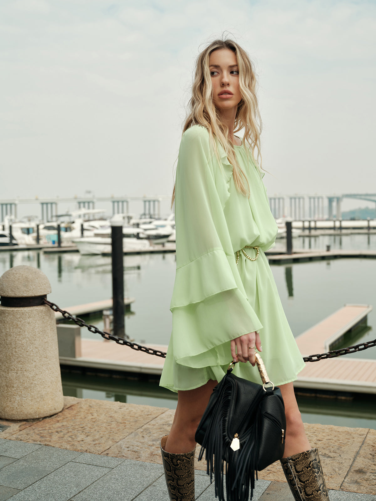 Robe en mousseline semi-transparente à manches volantées, sans ceinture 