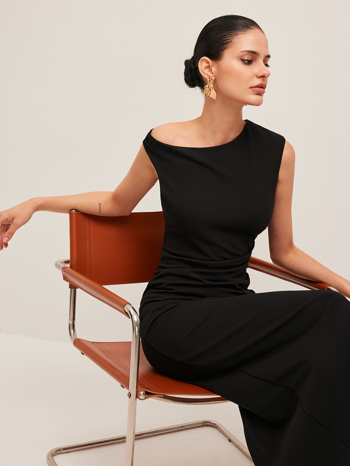 Kleid mit asymmetrischer Schulterpartie 