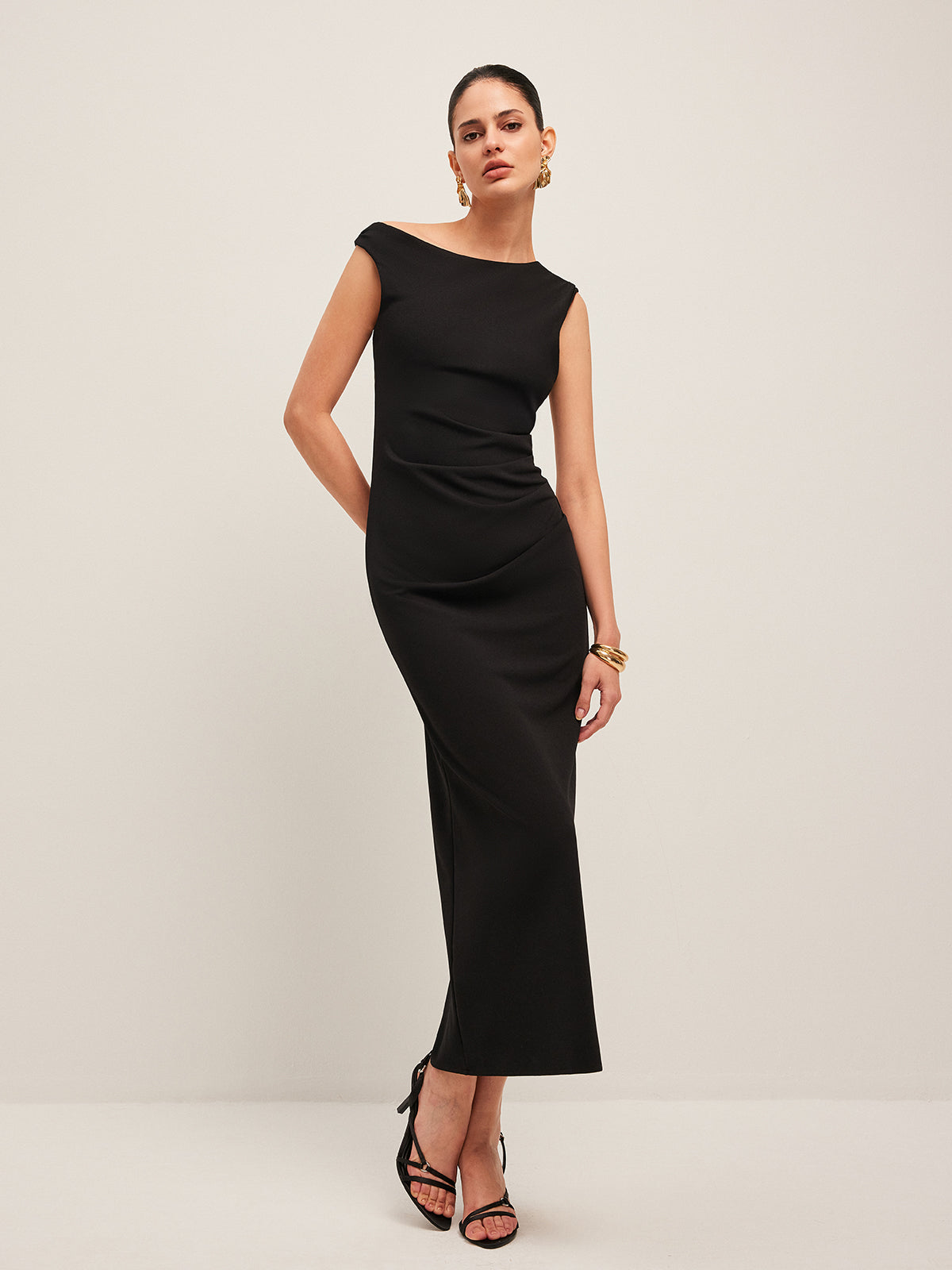 Kleid mit asymmetrischer Schulterpartie 