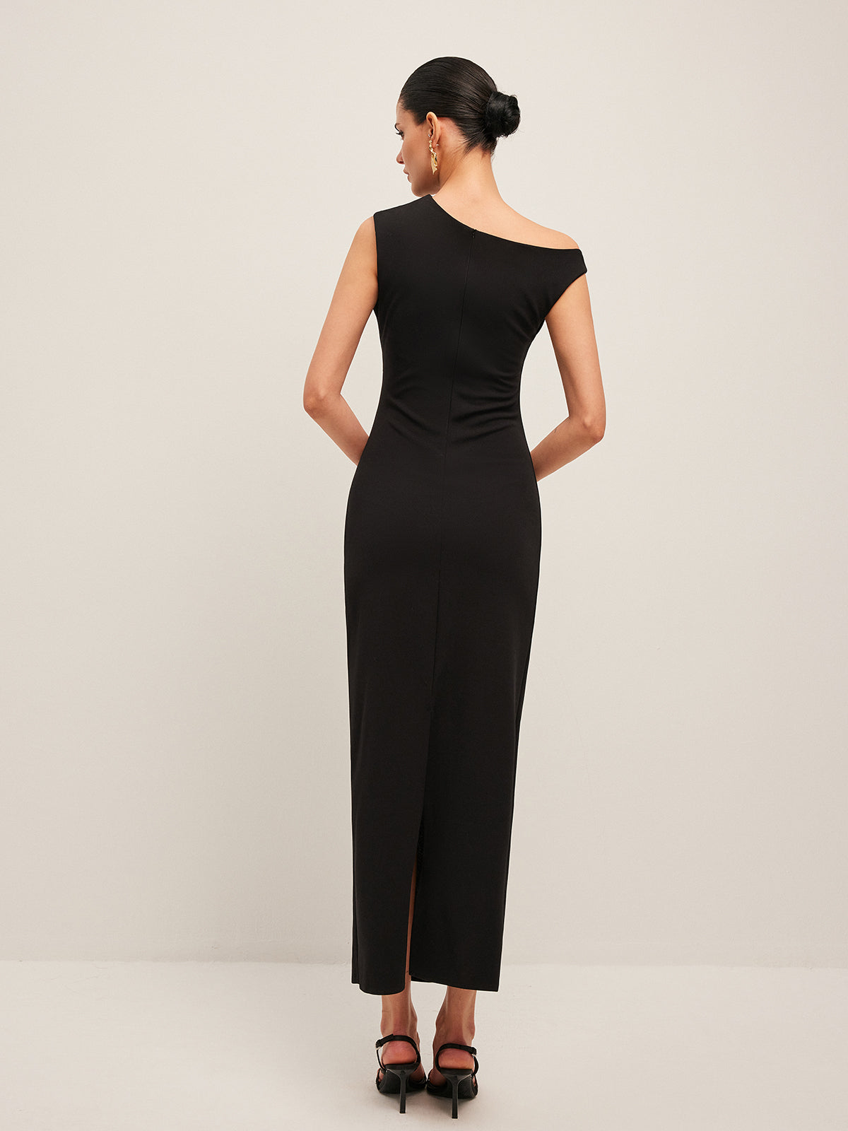 Kleid mit asymmetrischer Schulterpartie 