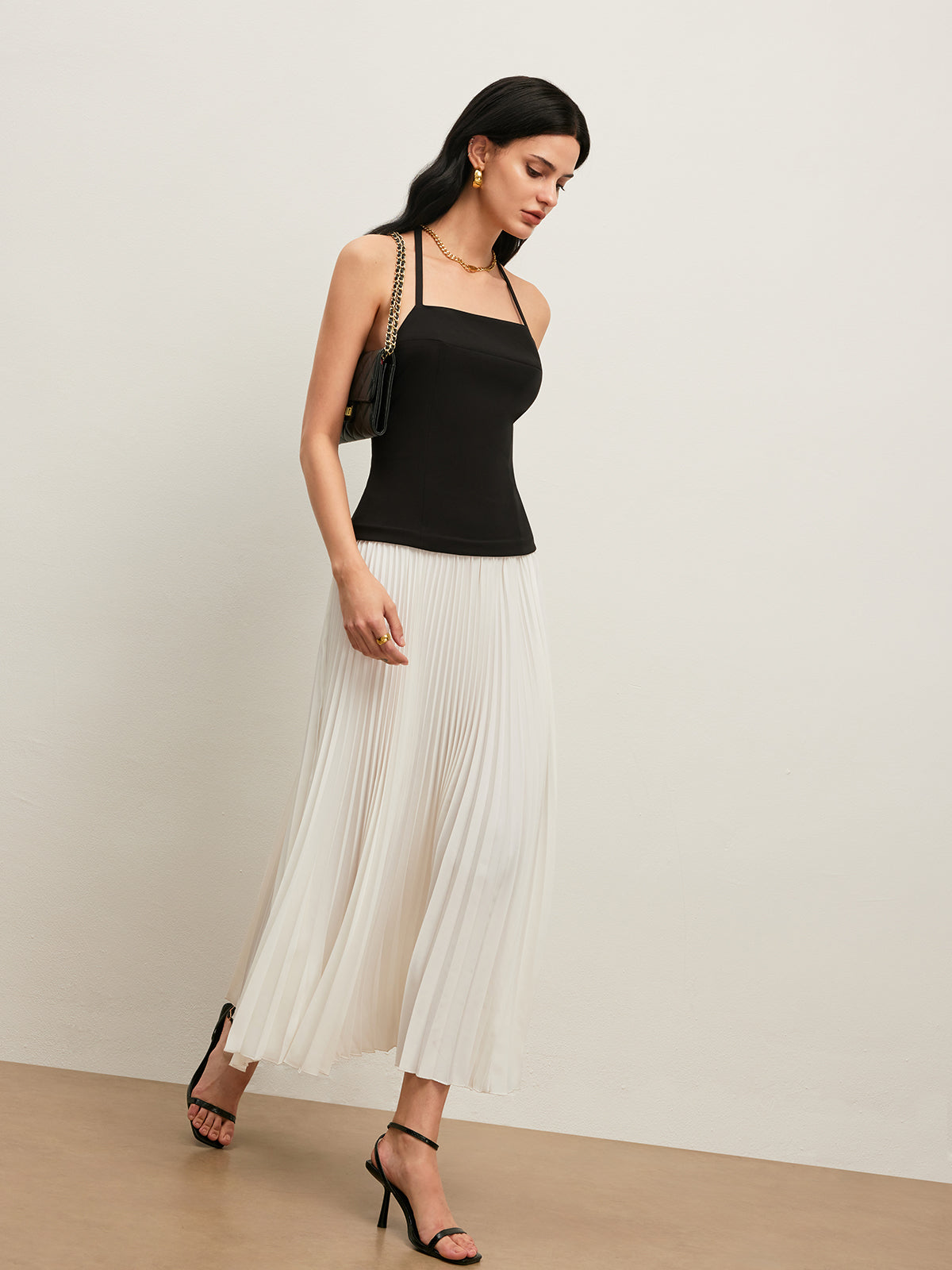 Robe plissée dos nu à licou