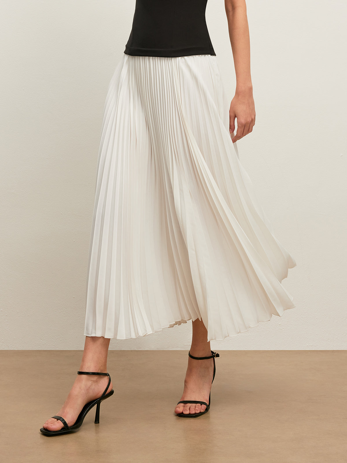 Rückenfreies Neckholder-Faltenkleid