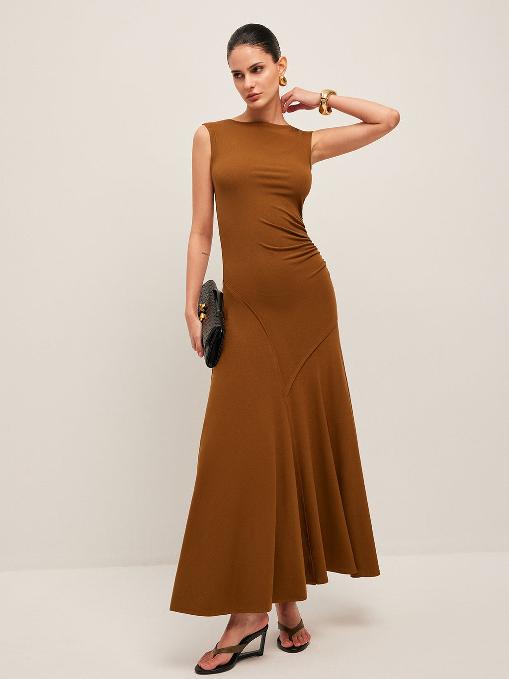 Ärmelloses Faltenkleid mit asymmetrischem Design