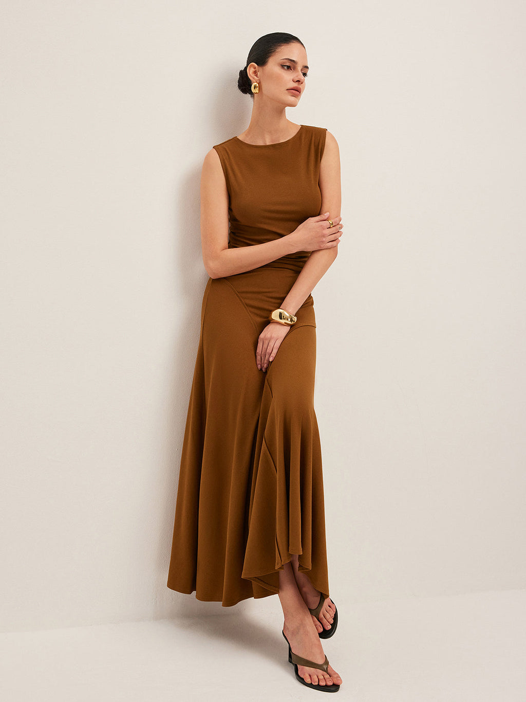Ärmelloses Faltenkleid mit asymmetrischem Design