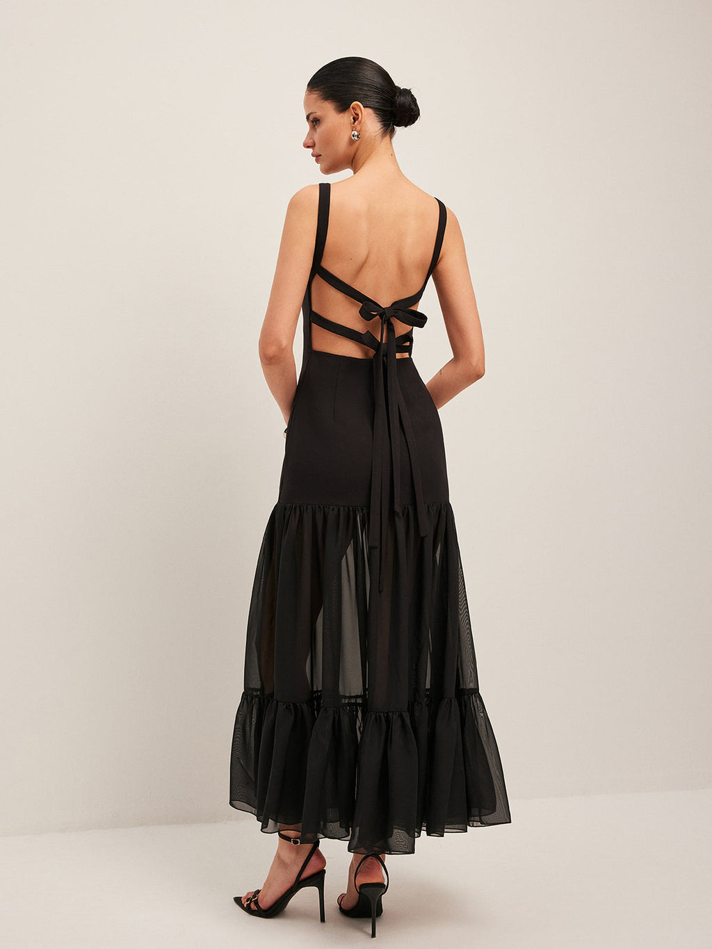 Kleid mit Rüschensaum, transparentem Einsatz und Rückbindedetail