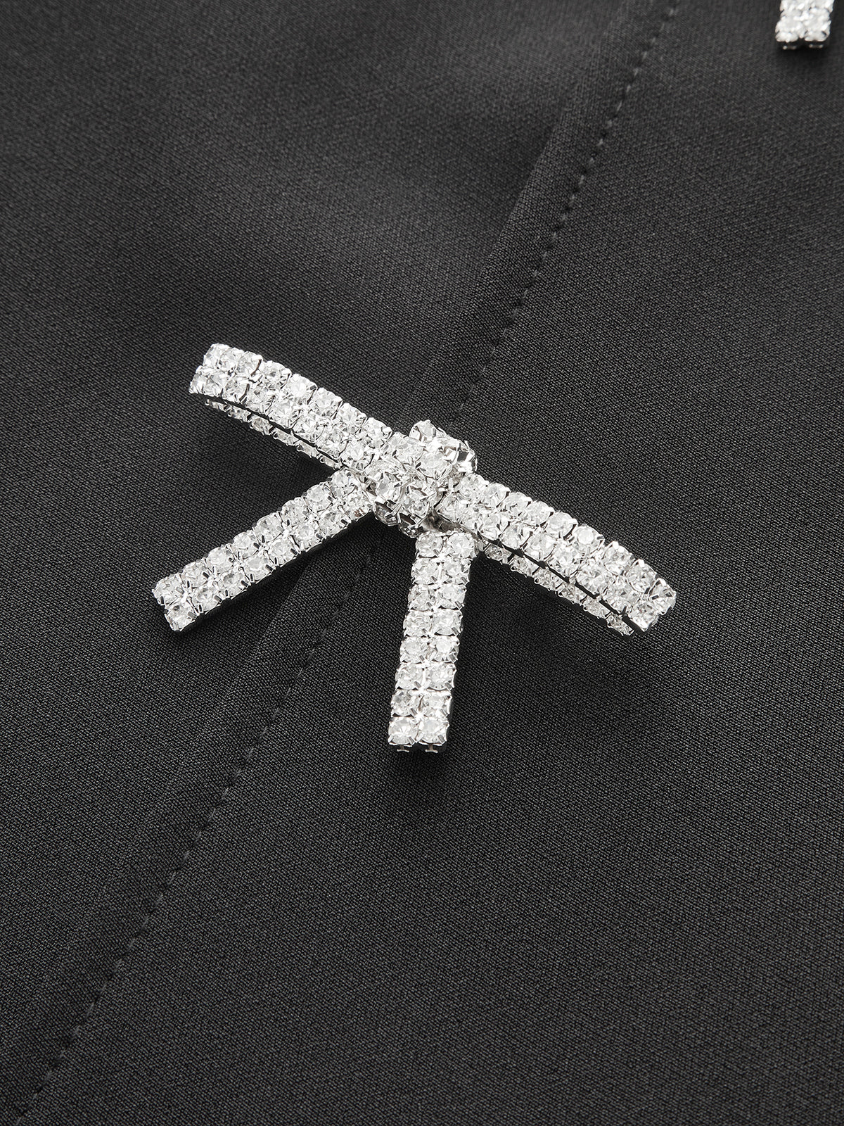 Rock mit Schleife und Reißverschluss, mittelhoch geschnitten 