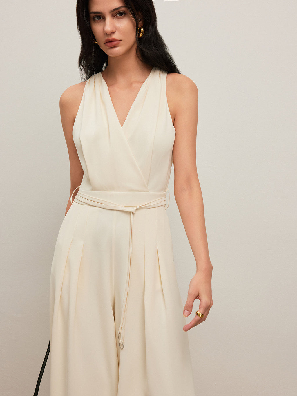 Jumpsuit mit Neckholder, Knopfverschluss hinten und Taillengürtel