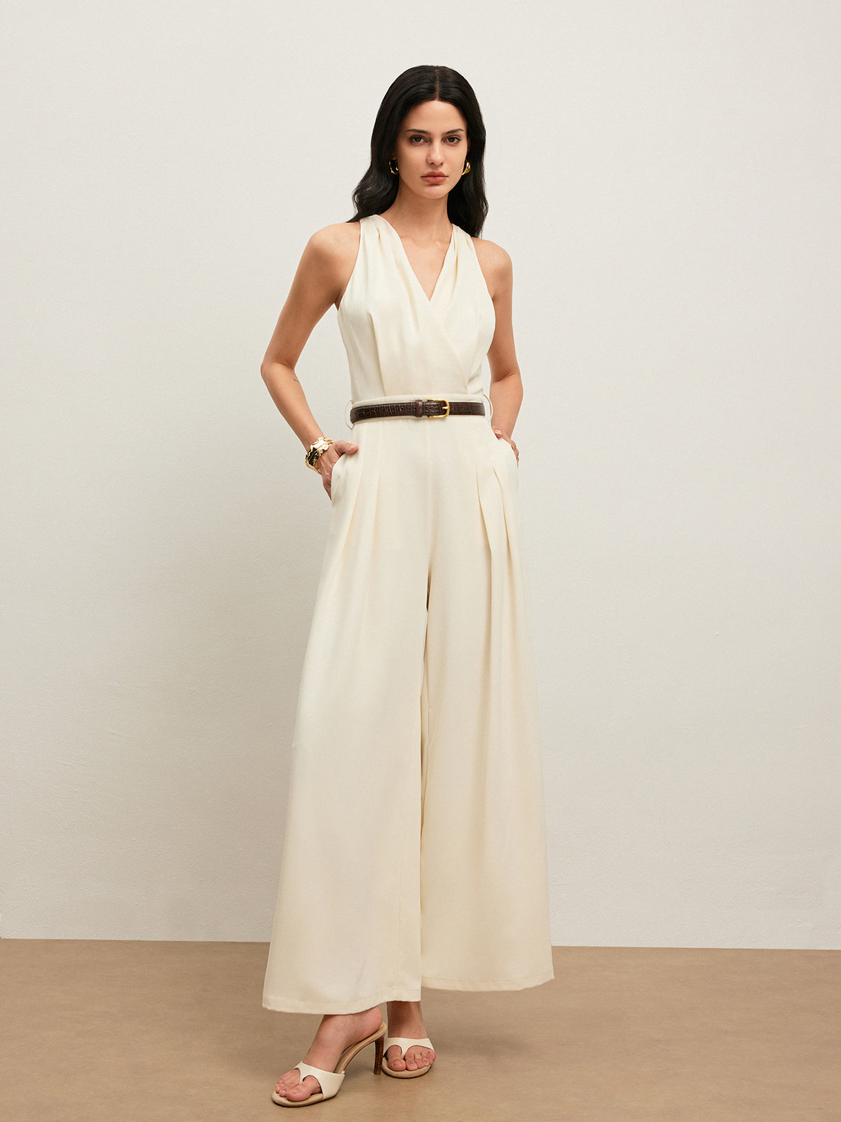 Jumpsuit mit Neckholder, Knopfverschluss hinten und Taillengürtel