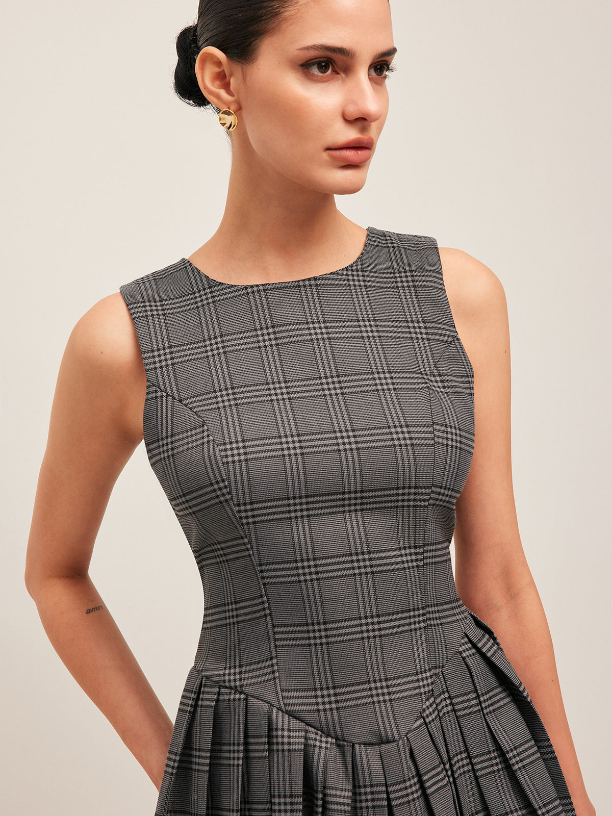 Ärmelloses Faltenkleid aus Plaid