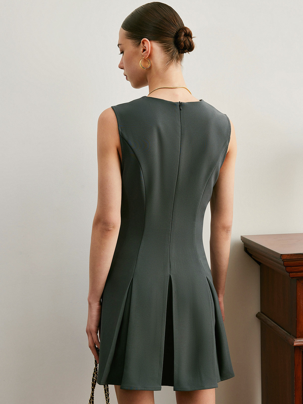 Robe plissée à col en V et ceinture 