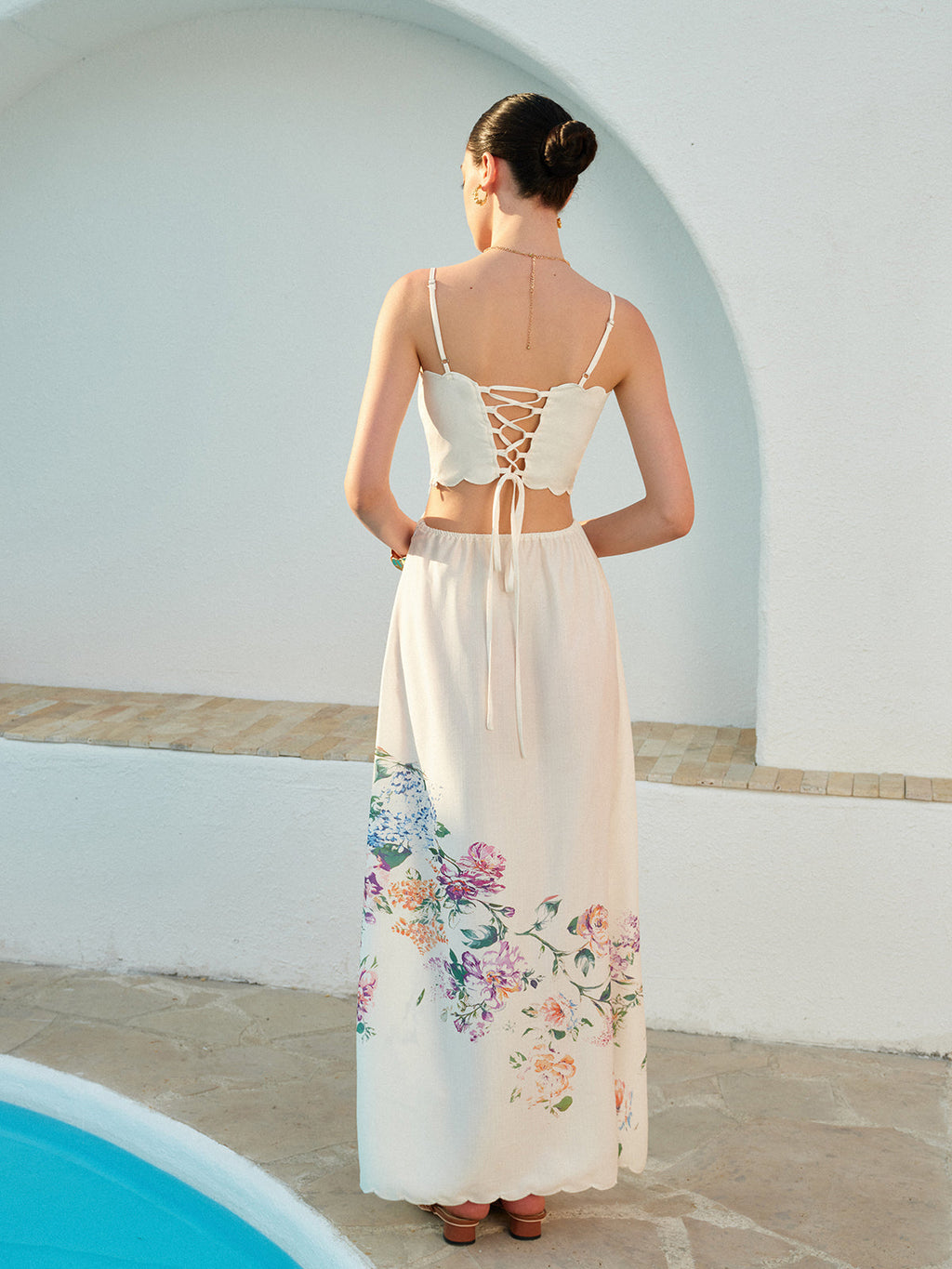 Robe sans manches à imprimé floral et lacets dans le dos