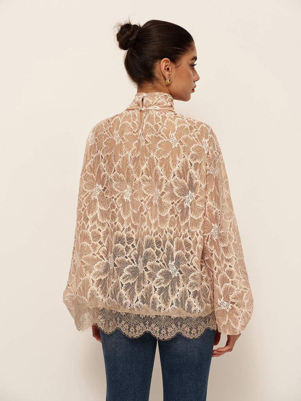 Halbtransparente Spitzenbluse mit Schleife