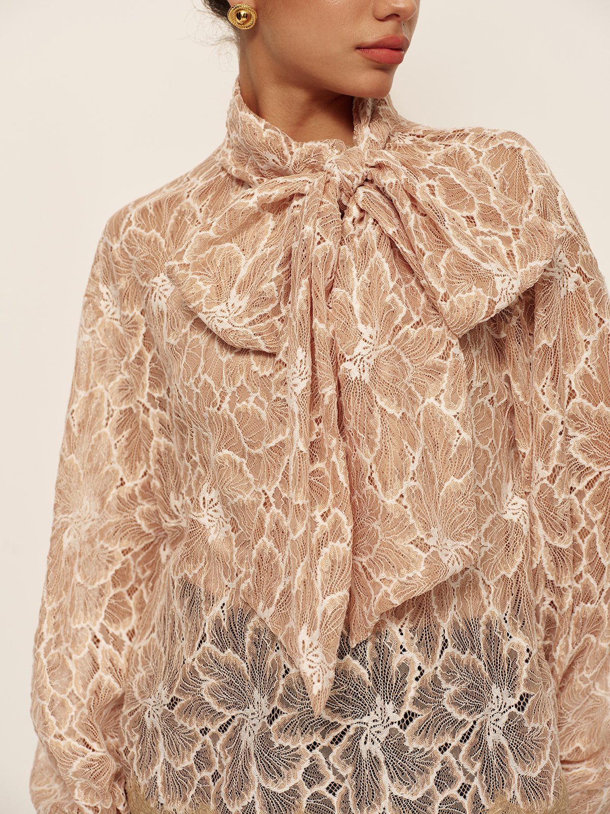 Halbtransparente Spitzenbluse mit Schleife