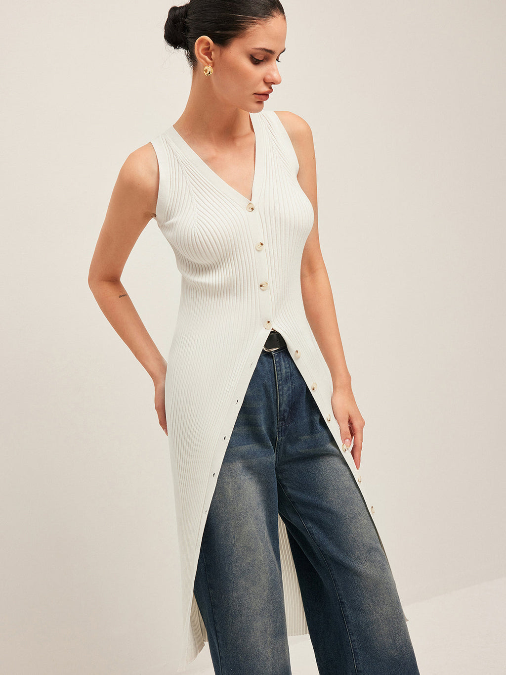 Geripptes Kleid mit Knopfdetails