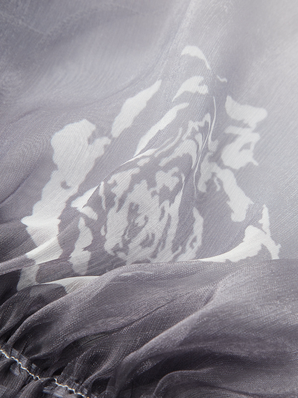 Haut en mousseline semi-transparente à dégradé floral et épaules dénudées 